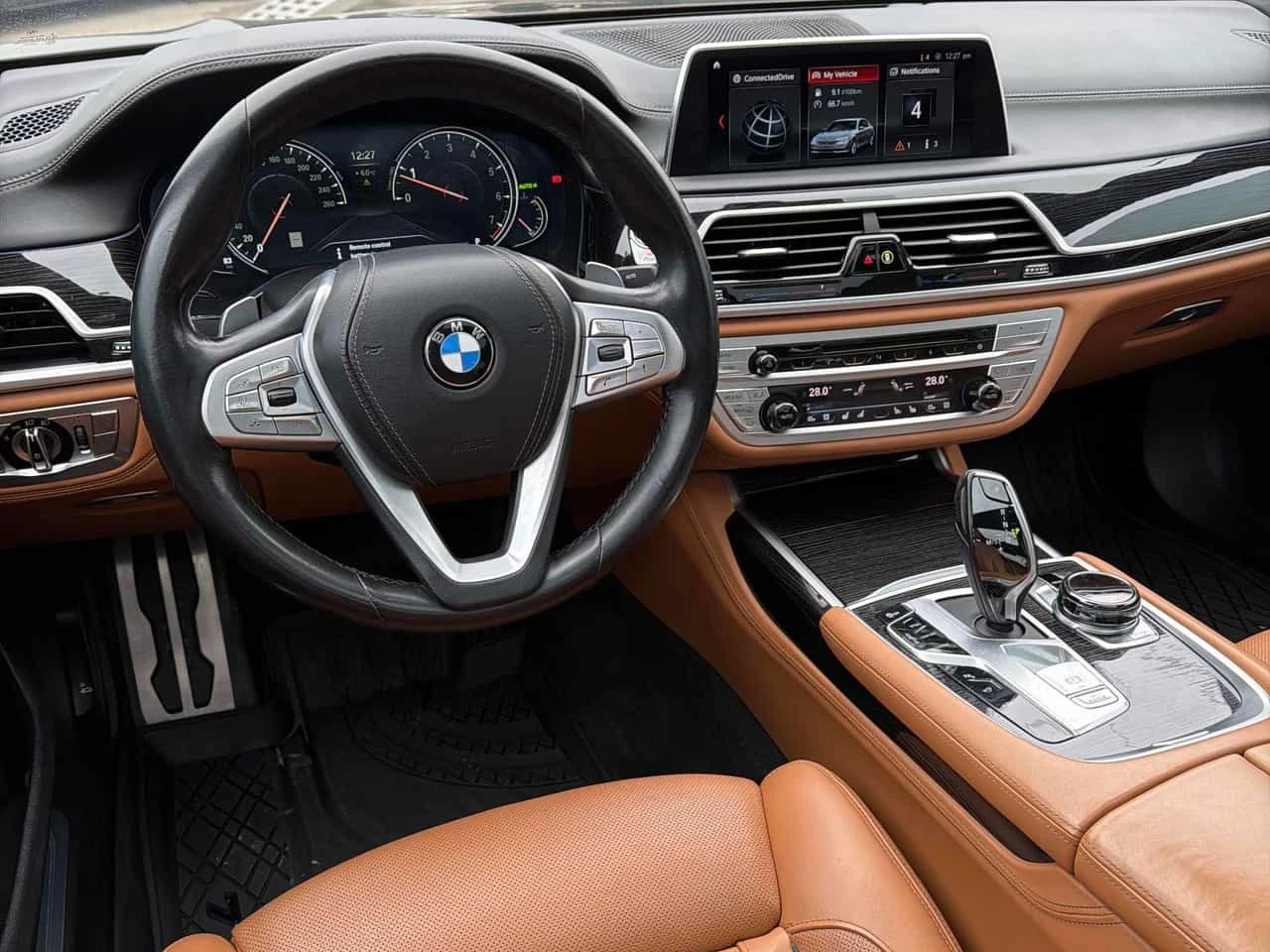 BMW 750 XDRIVE * МАСАЖИ* ДИСТРОНИК* 360 КАМЕРА* ОБДУХВАНЕ*, снимка 7 - Автомобили и джипове - 53930597