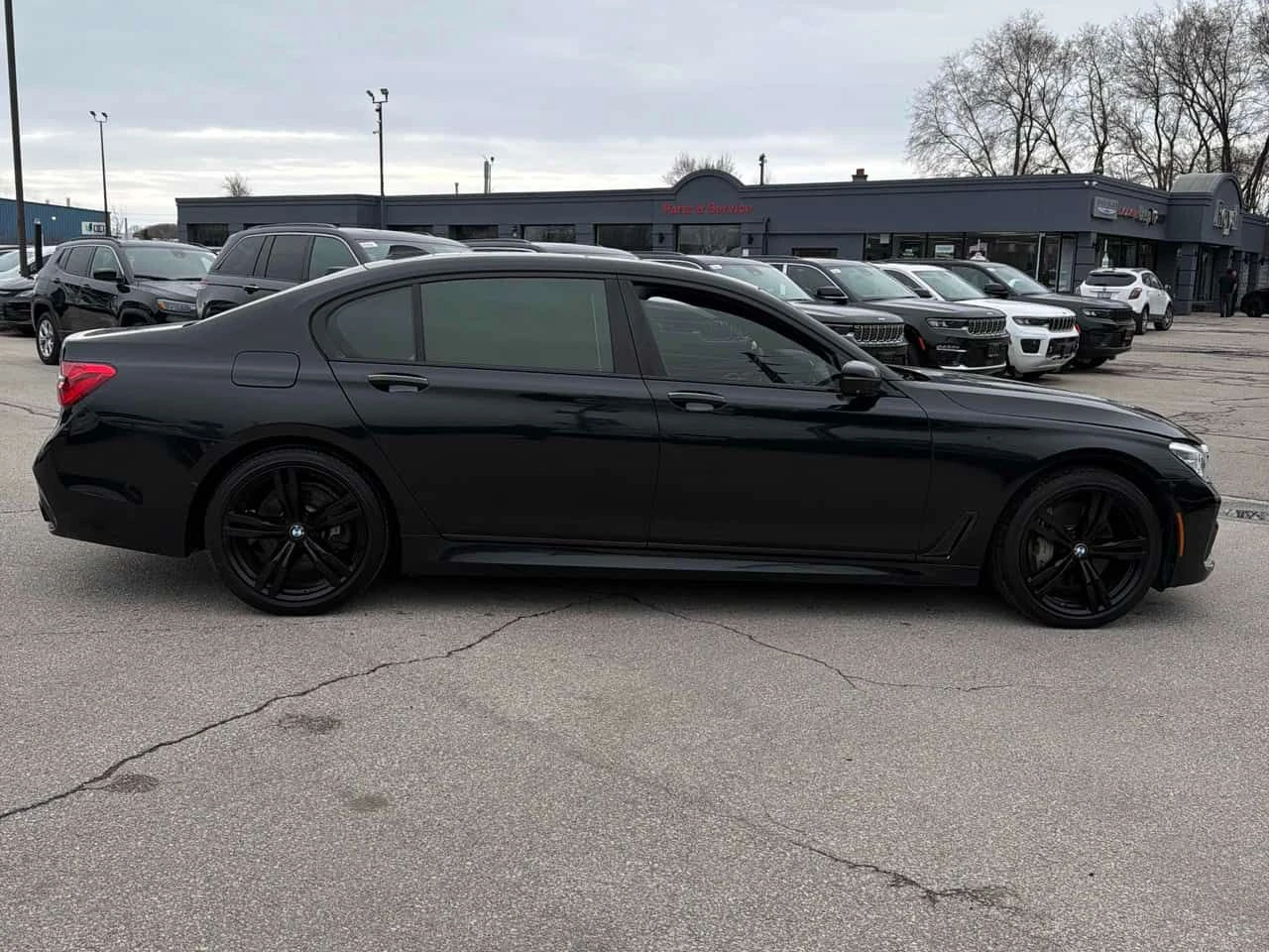 BMW 750 XDRIVE * МАСАЖИ* ДИСТРОНИК* 360 КАМЕРА* ОБДУХВАНЕ*, снимка 4 - Автомобили и джипове - 53930597