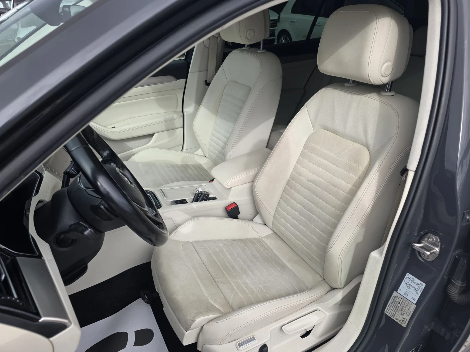 VW Passat 2.0TDI R-LINE DIGITAL Лизинг, снимка 9 - Автомобили и джипове - 54004415