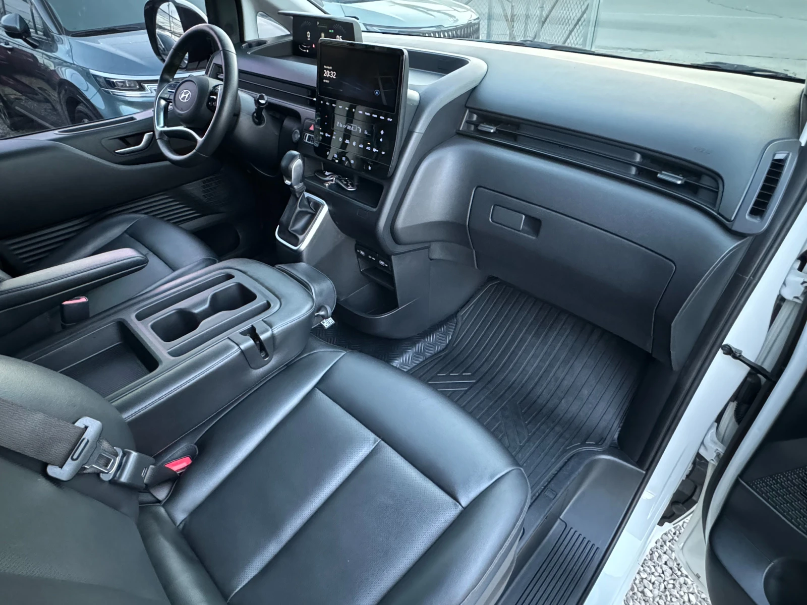 Hyundai Staria 3.5 LPG ! 8+ 1 ! Modern !, снимка 11 - Автомобили и джипове - 54627293