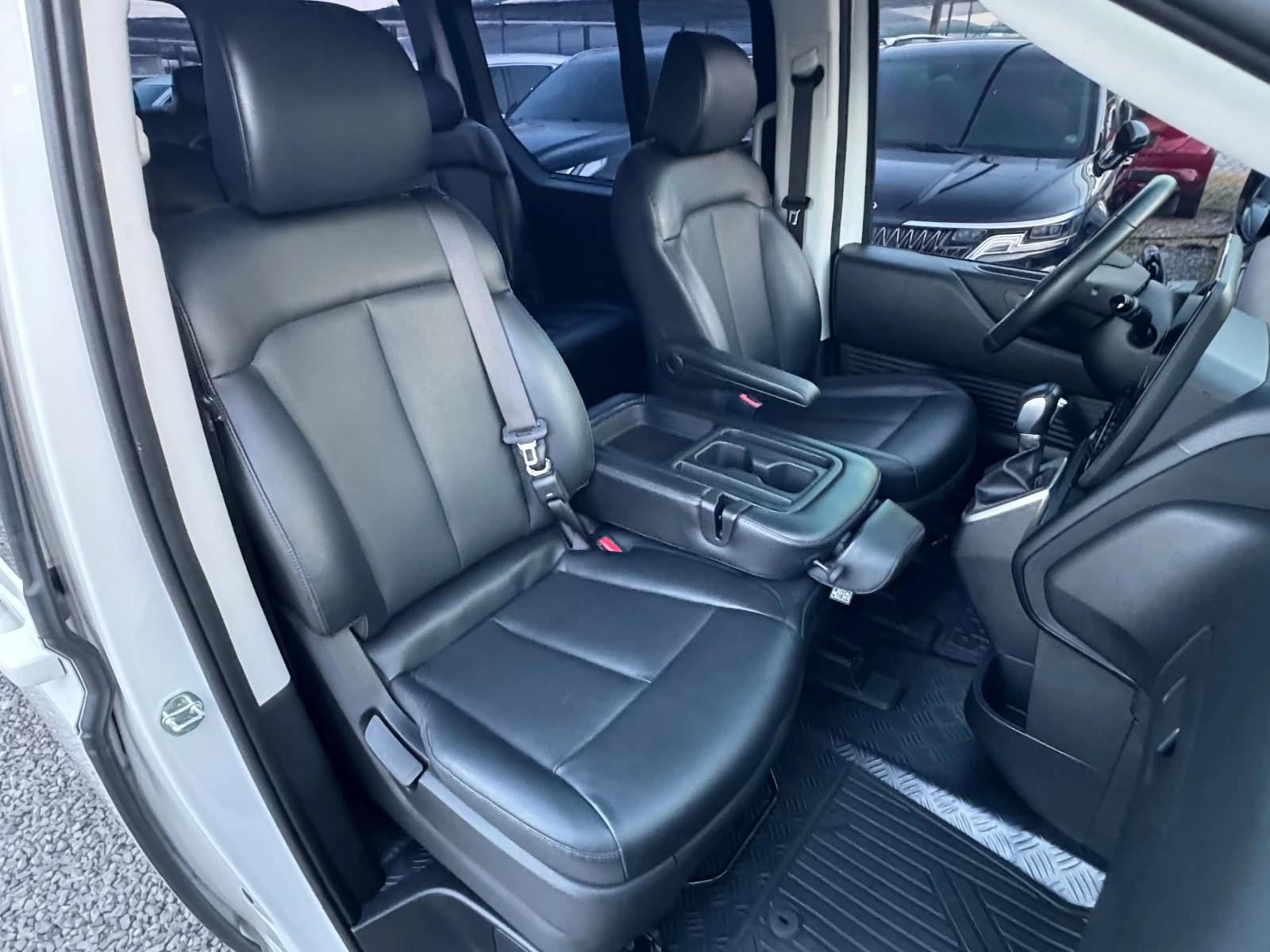 Hyundai Staria 3.5 LPG ! 8+ 1 ! Modern !, снимка 10 - Автомобили и джипове - 54627293