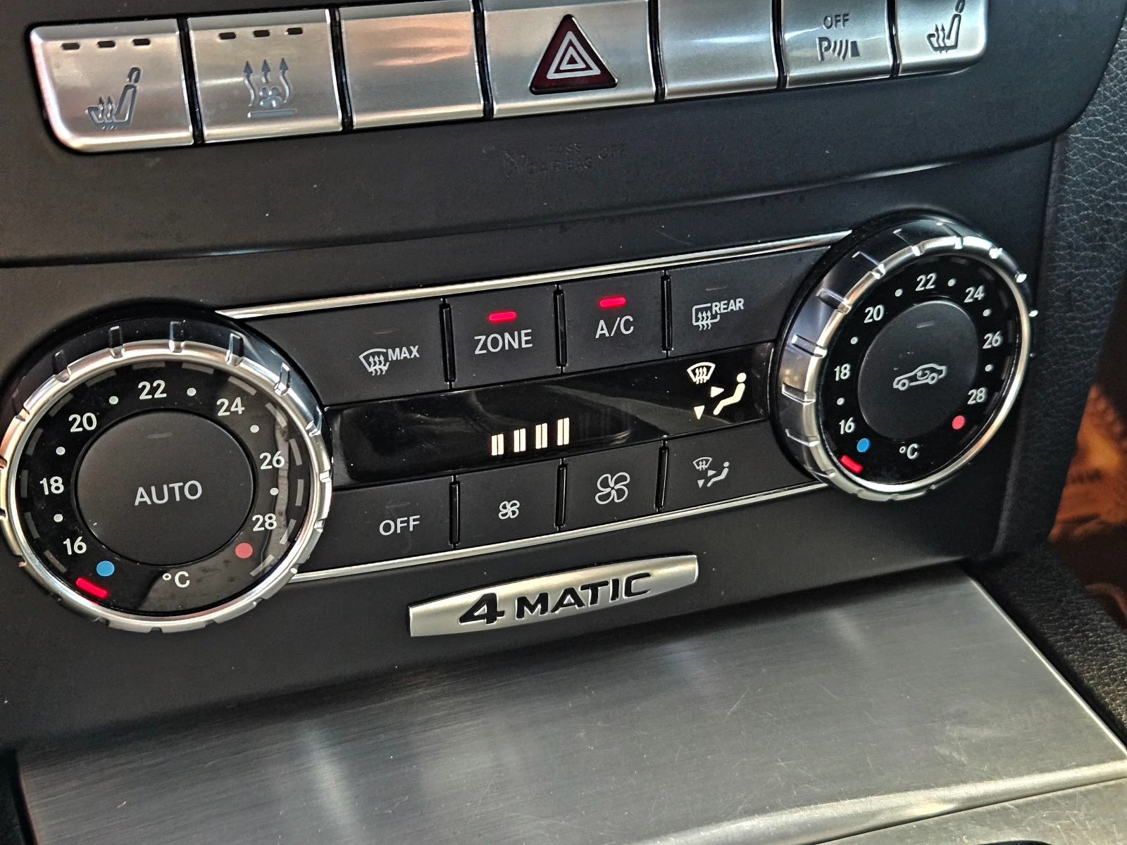 Mercedes-Benz C 300 AMG/4MAT/FACE/DISTRONIC/ПОДГРЕВ/LINE ASYST/LIZING, снимка 15 - Автомобили и джипове - 55593511