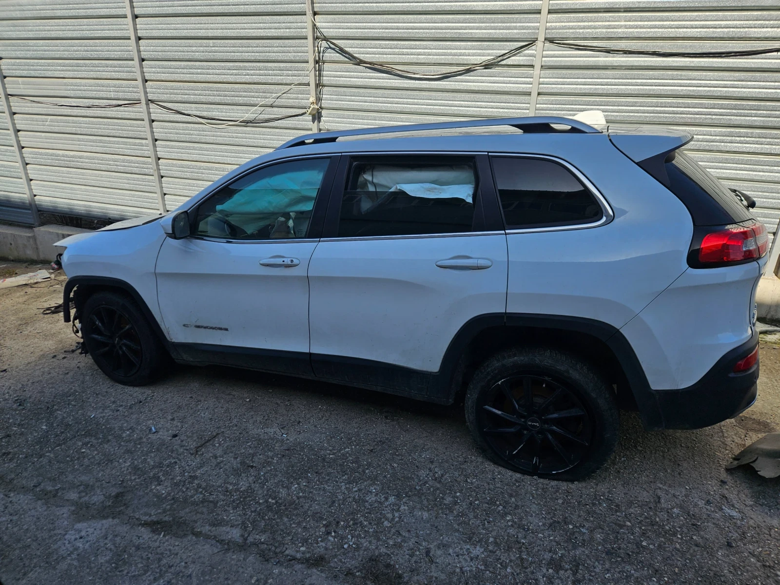 Jeep Cherokee 2.2dizel-200ks-2017god-Na chasti!!!, снимка 6 - Автомобили и джипове - 53808759