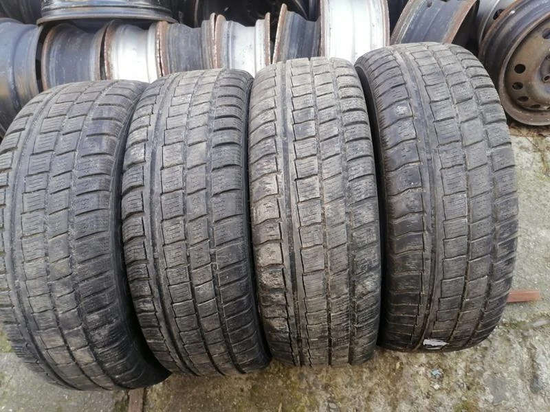 Гуми Зимни 205/70R15, снимка 1 - Гуми и джанти - 31638522