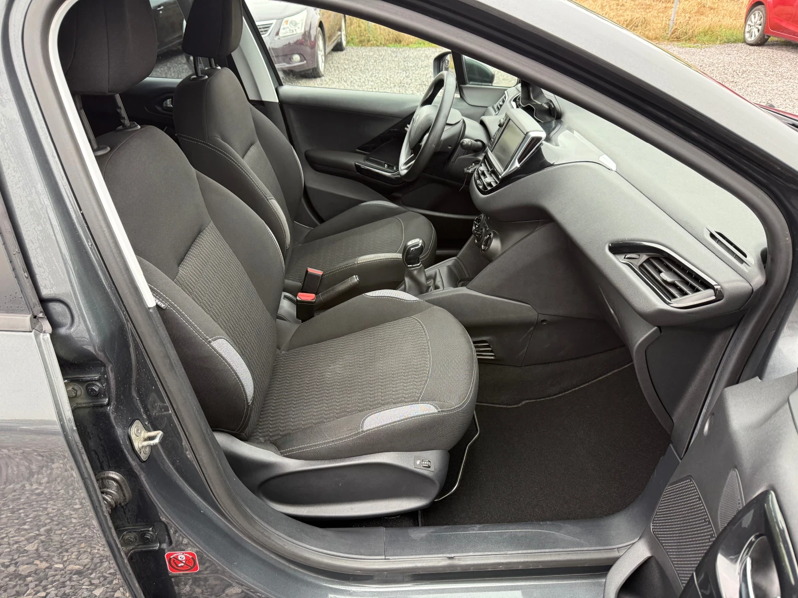 Peugeot 208 1.6HDI 100кс, EU6 Нови зимни гуми/Сменен ангренаж | Mobile.bg — изображение 12