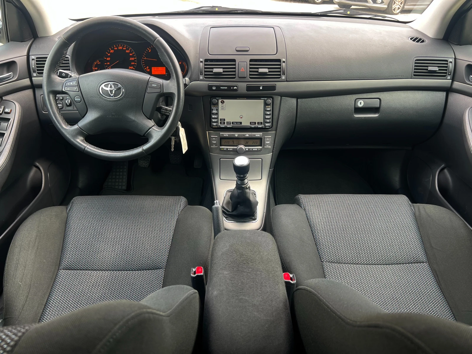 Toyota Avensis 2.0-ДИЗЕЛ-126кс, снимка 11 - Автомобили и джипове - 53947745