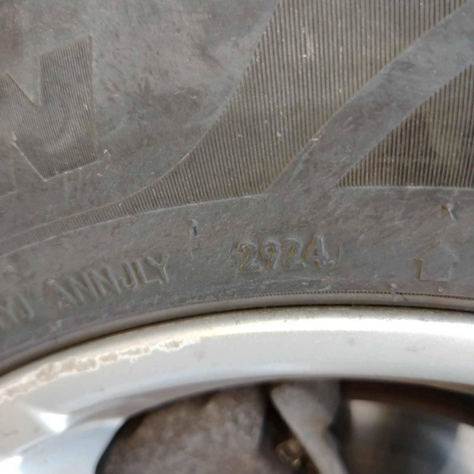 VW Touran 1.9 TDI, снимка 10 - Автомобили и джипове - 54252380