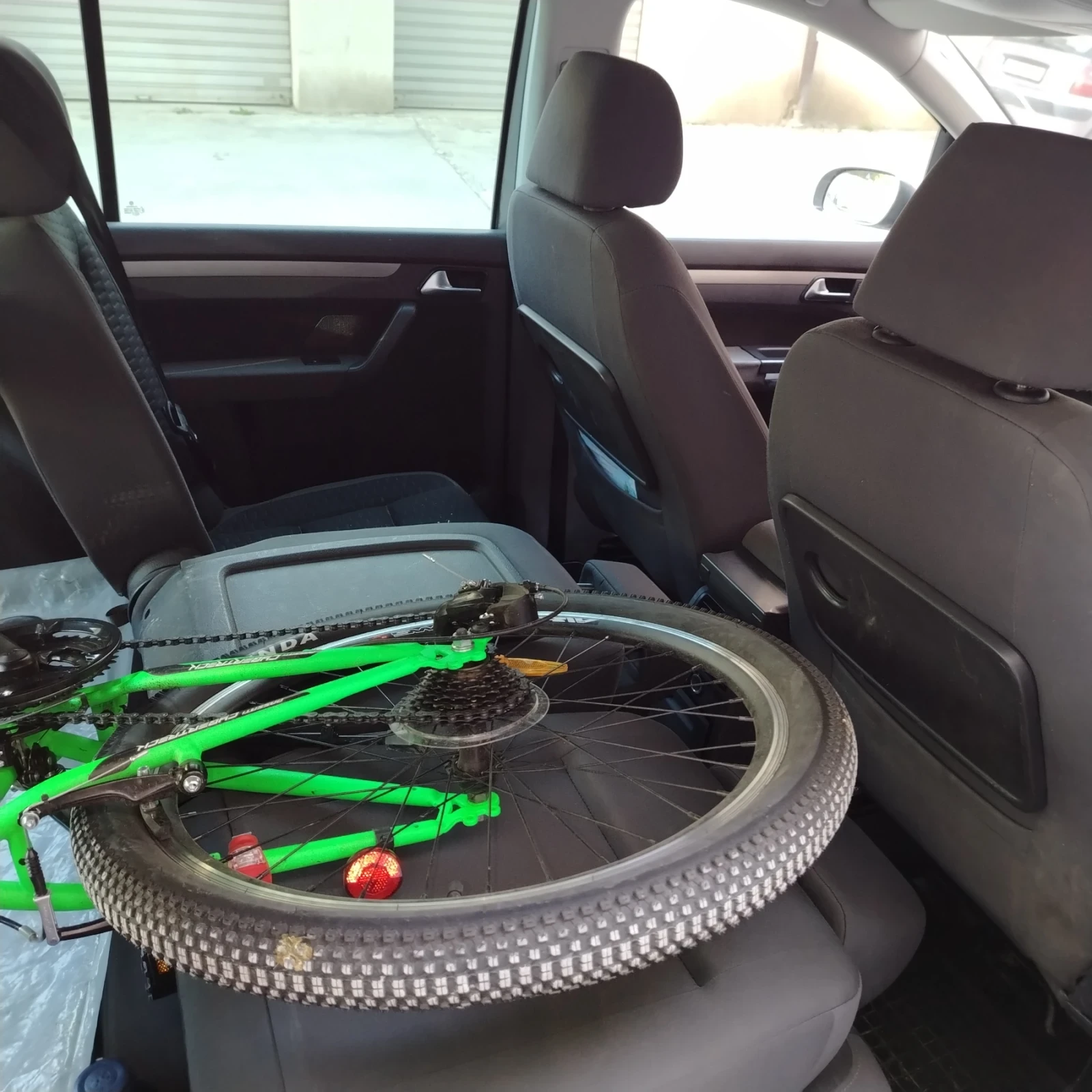 VW Touran 1.9 TDI, снимка 16 - Автомобили и джипове - 54252380