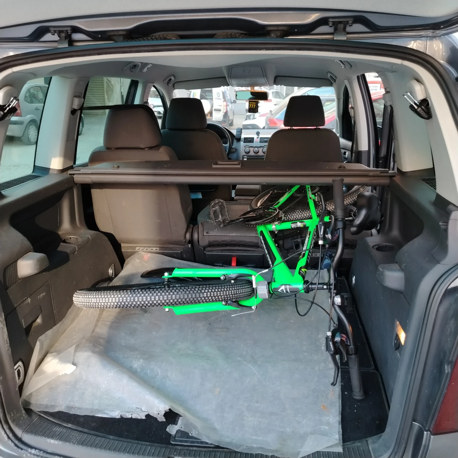 VW Touran 1.9 TDI, снимка 15 - Автомобили и джипове - 54252380