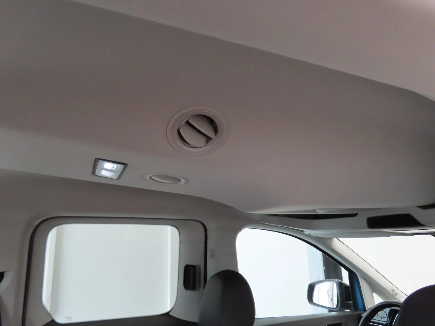 VW Caddy, снимка 10 - Автомобили и джипове - 56422637