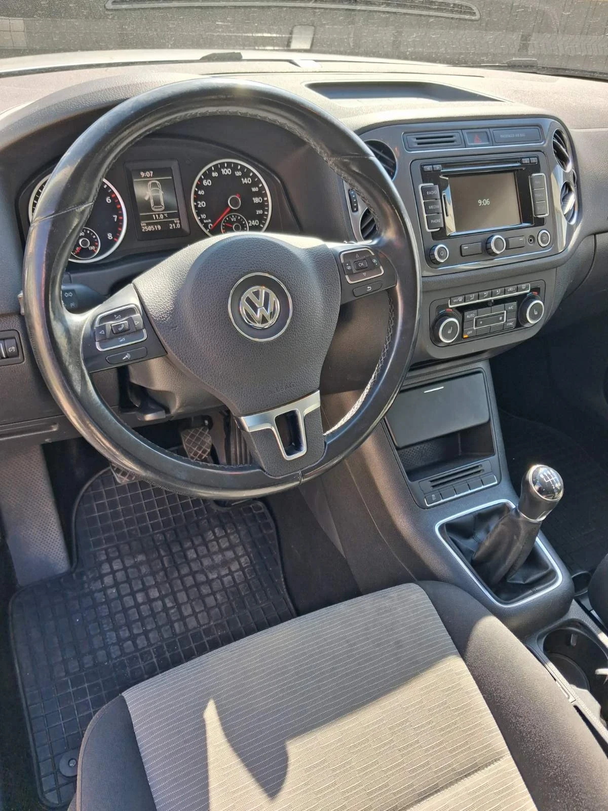 VW Tiguan Нов внос 4x4 160 кс, снимка 11 - Автомобили и джипове - 54491047
