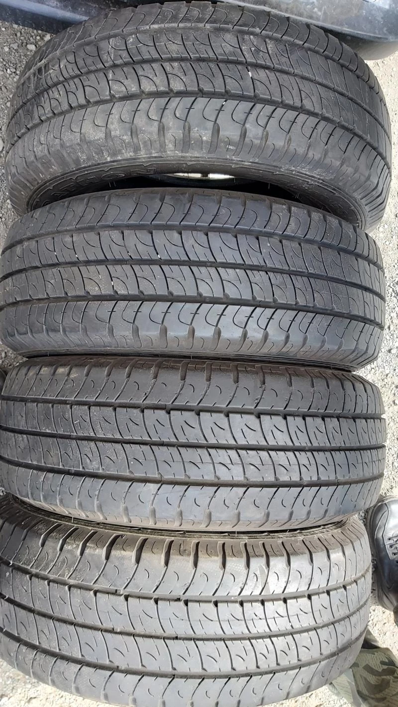 Гуми Летни 215/65R15, снимка 1 - Гуми и джанти - 29278972