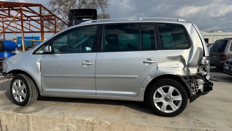 VW Touran VW Touran 1.6 FSI, снимка 7 - Автомобили и джипове - 48989862