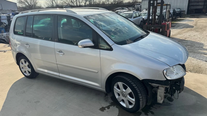 VW Touran VW Touran 1.6 FSI, снимка 2 - Автомобили и джипове - 48989862