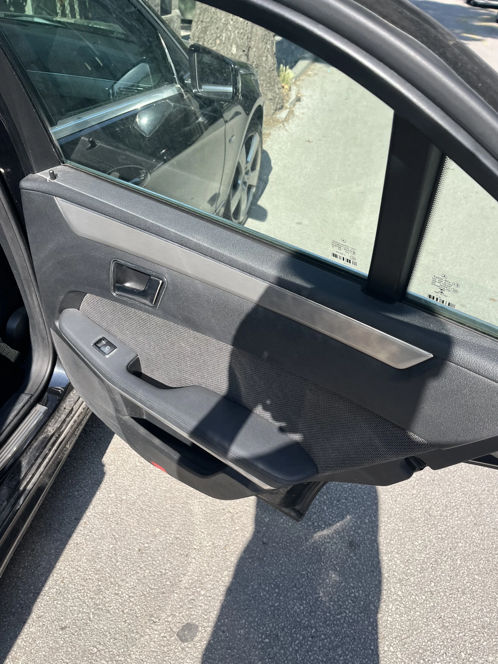 Mercedes-Benz E 250 4 Matic, снимка 11 - Автомобили и джипове - 54939176