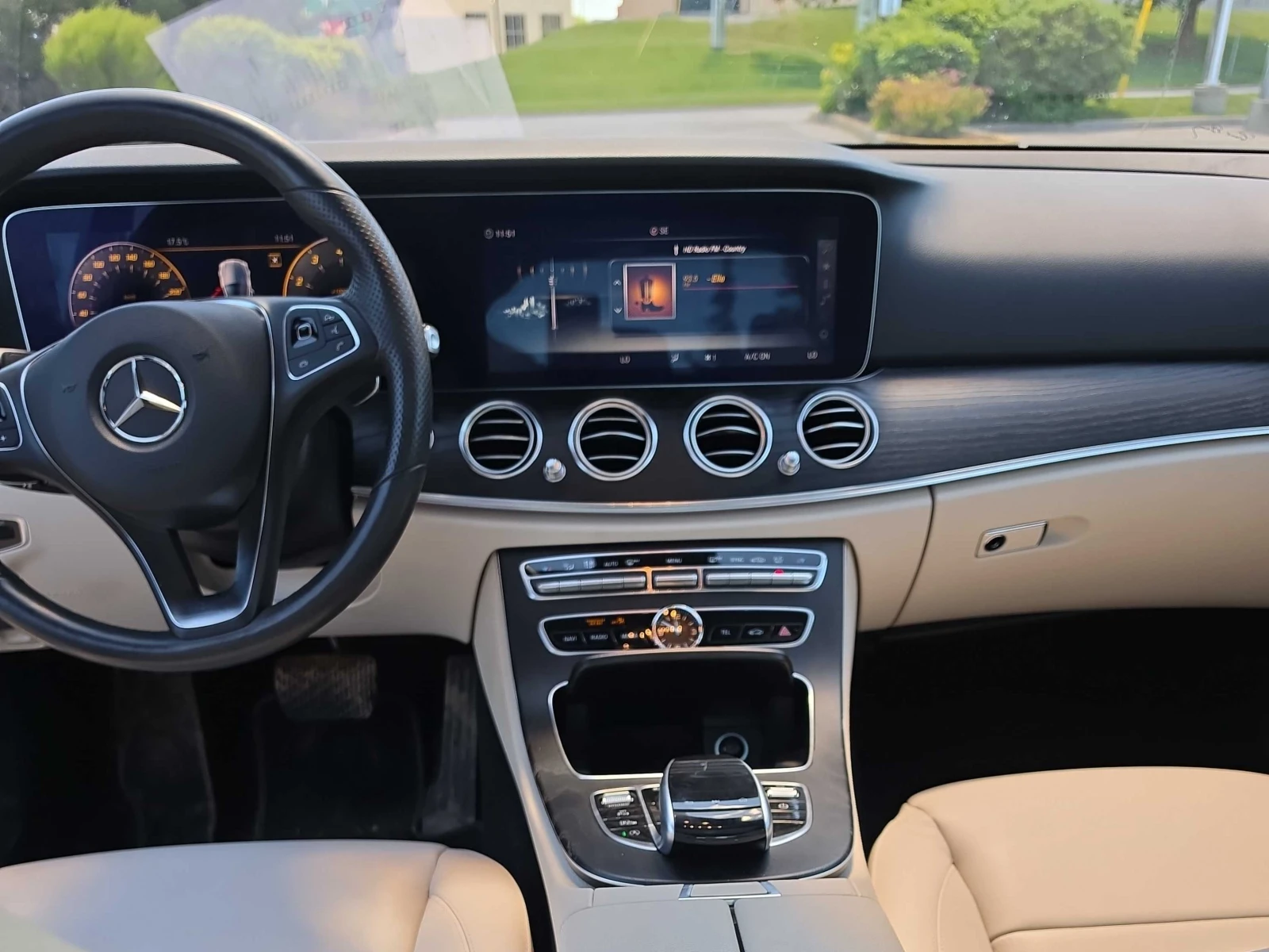 Mercedes-Benz E 400 4MATIC * BURMESTER * CARFAX * АВТО КРЕДИТ * * , снимка 7 - Автомобили и джипове - 55136939