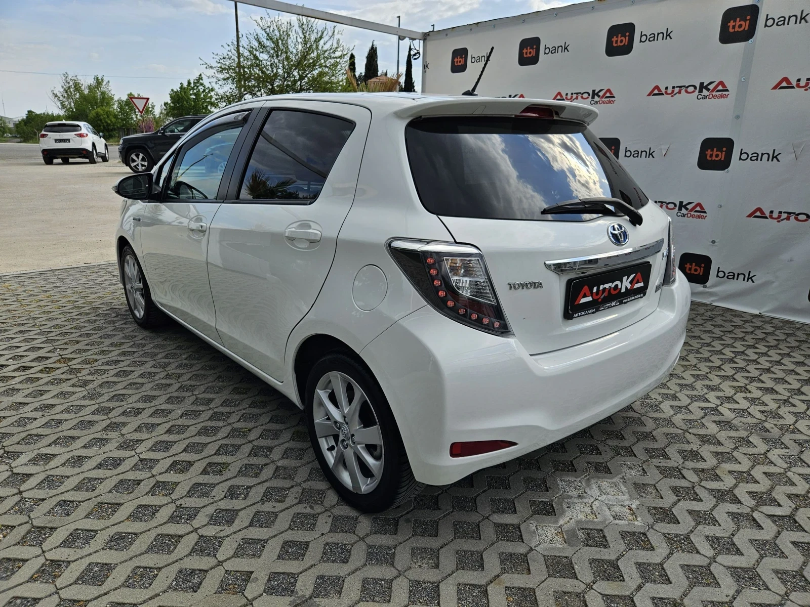 Toyota Yaris 1.5Hybrid-75кс= АВТОМАТ= 111.000км= ПАНОРАМА= LED - изображение 5