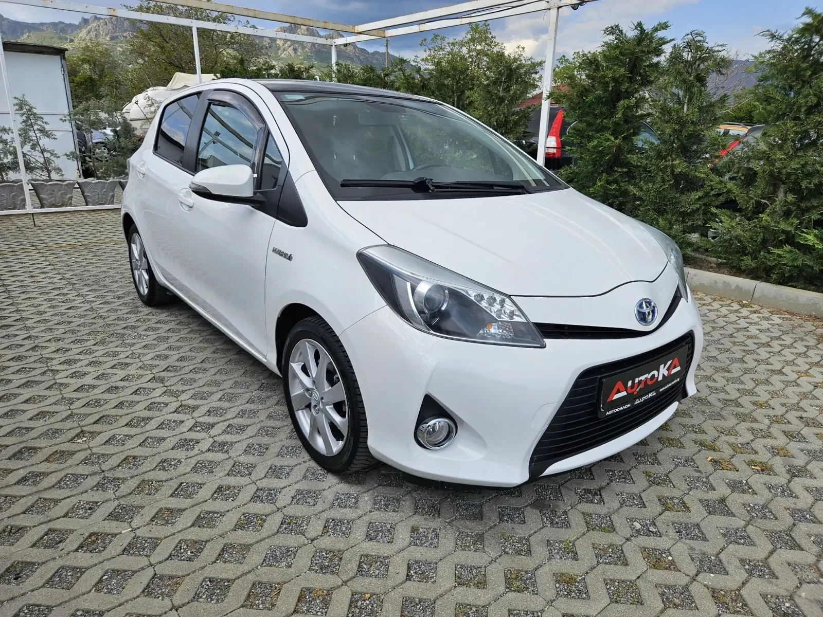 Toyota Yaris 1.5Hybrid-75кс= АВТОМАТ= 111.000км= ПАНОРАМА= LED - изображение 2