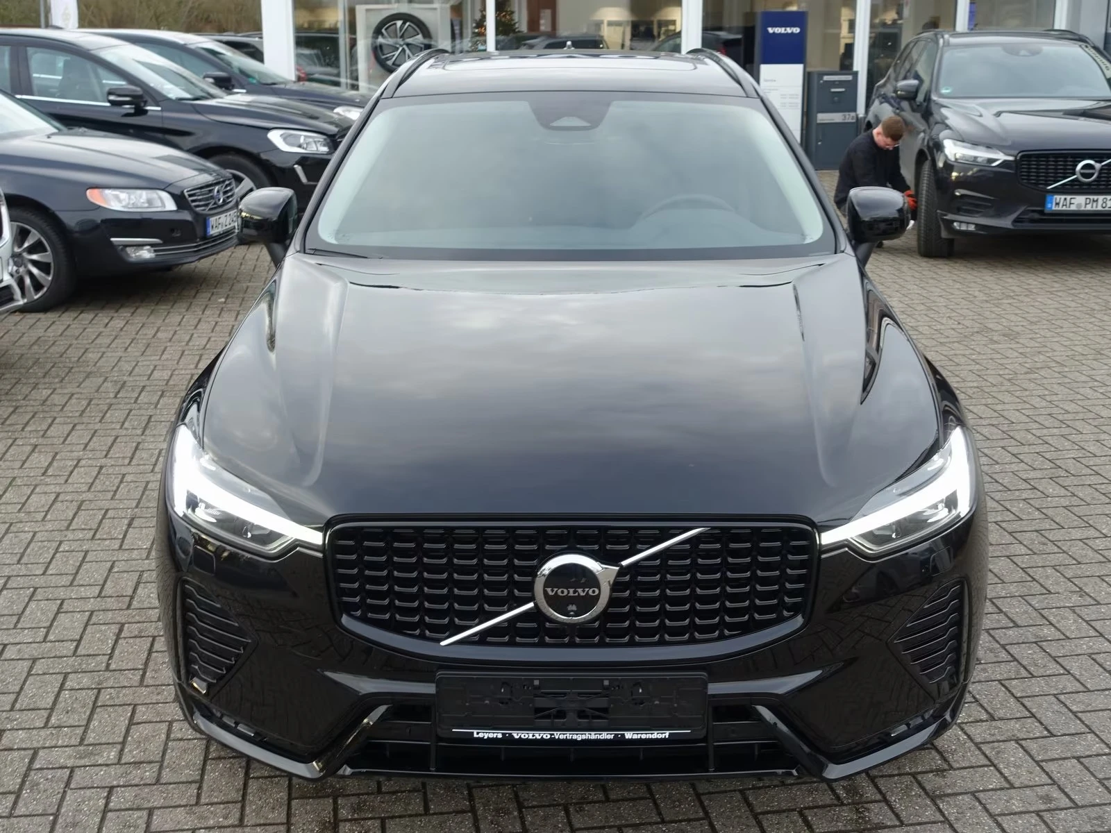 Volvo XC60 B5 AWD Plus Dark, снимка 3 - Автомобили и джипове - 54473403