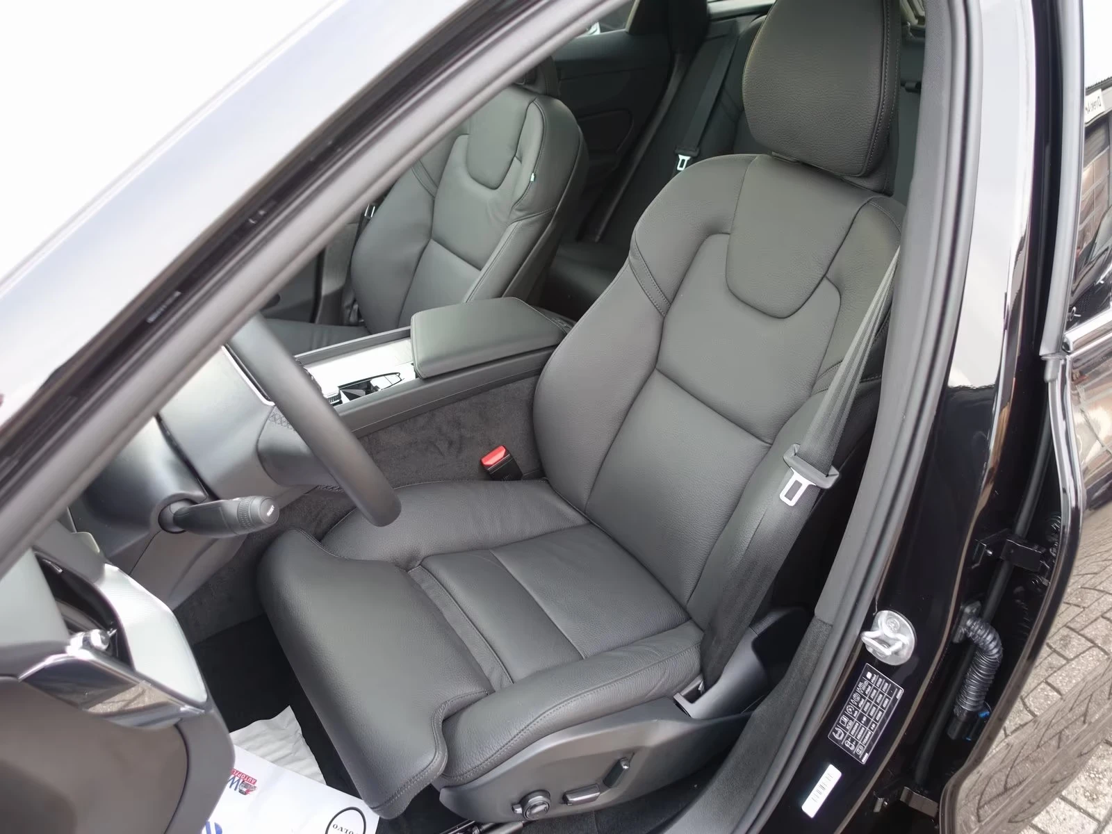 Volvo XC60 B5 AWD Plus Dark, снимка 12 - Автомобили и джипове - 54473403