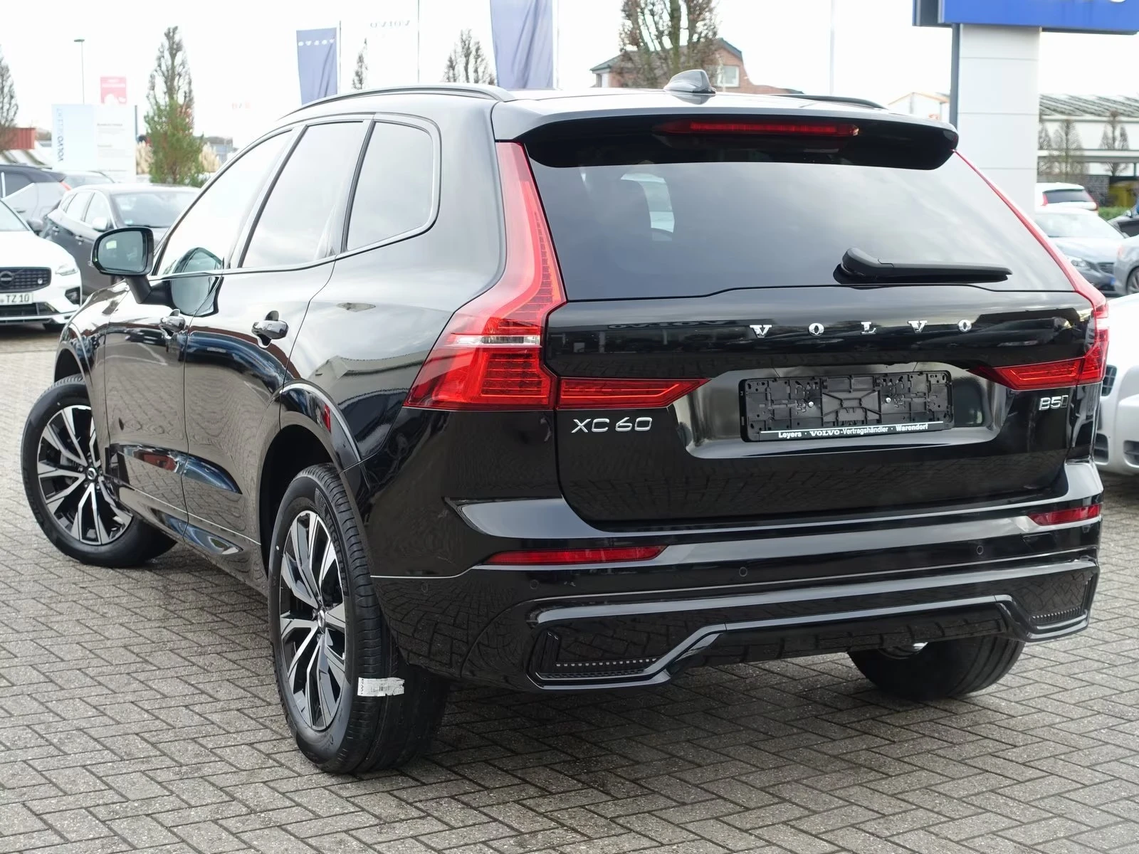 Volvo XC60 B5 AWD Plus Dark, снимка 6 - Автомобили и джипове - 54473403