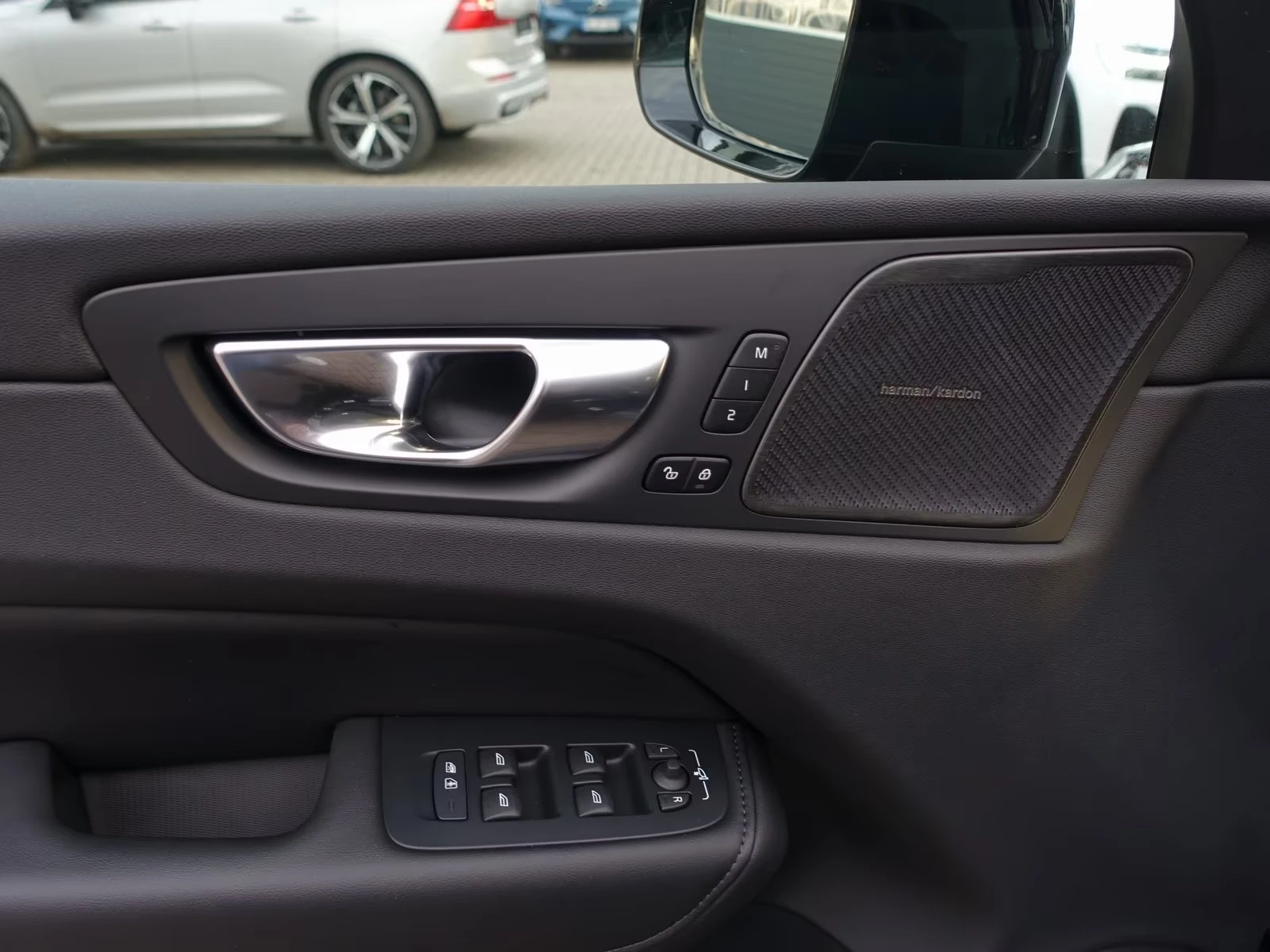 Volvo XC60 B5 AWD Plus Dark, снимка 11 - Автомобили и джипове - 54473403