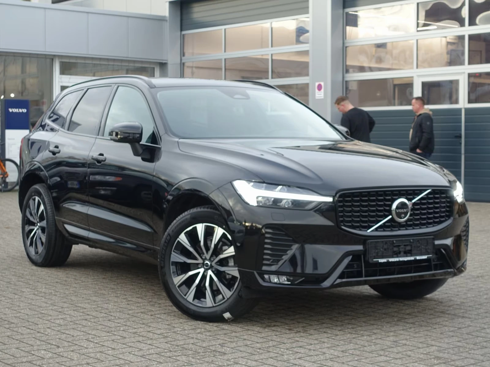 Volvo XC60 B5 AWD Plus Dark, снимка 5 - Автомобили и джипове - 54473403