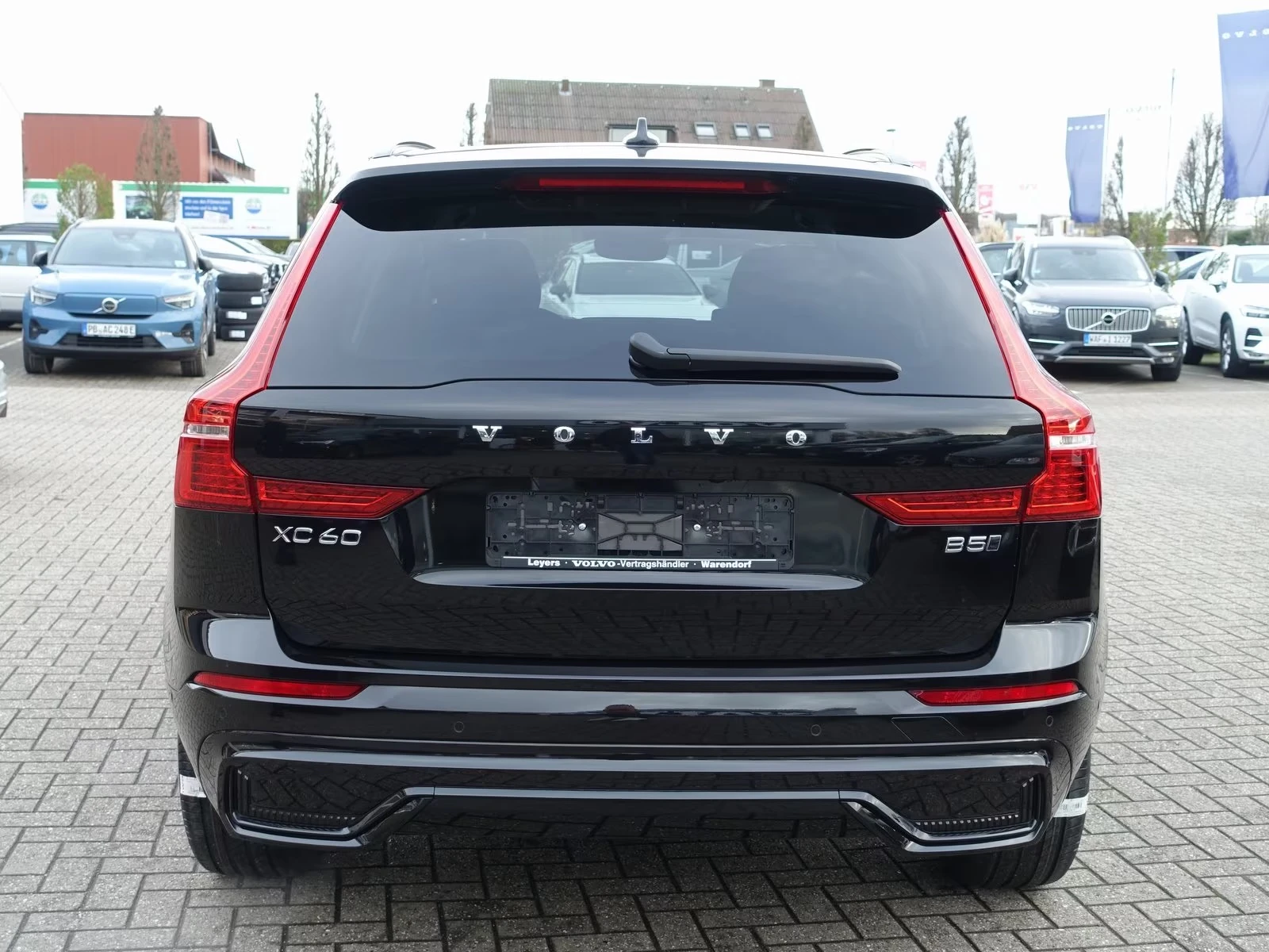 Volvo XC60 B5 AWD Plus Dark, снимка 4 - Автомобили и джипове - 54473403