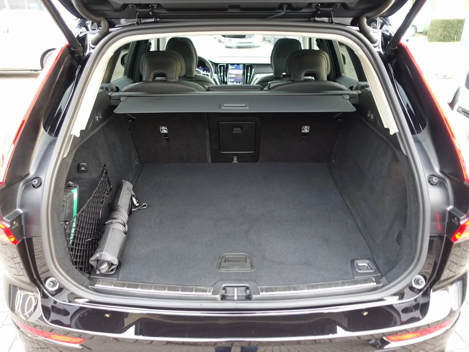 Volvo XC60 B5 AWD Plus Dark, снимка 17 - Автомобили и джипове - 54473403