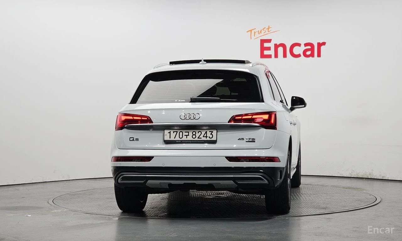 Audi Q5 45* TFSI* DISTRONIC* ПАНОРАМА* КАМЕРА* ПОДГРЕВ, снимка 3 - Автомобили и джипове - 54633666