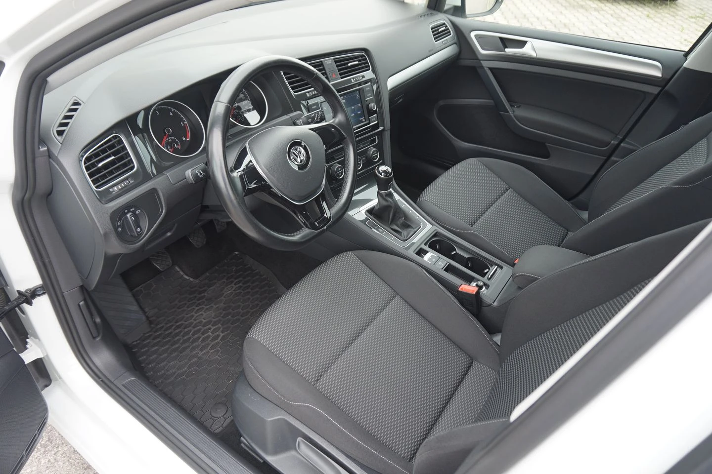 VW Golf Trendline 1.6TDI BMT - изображение 4