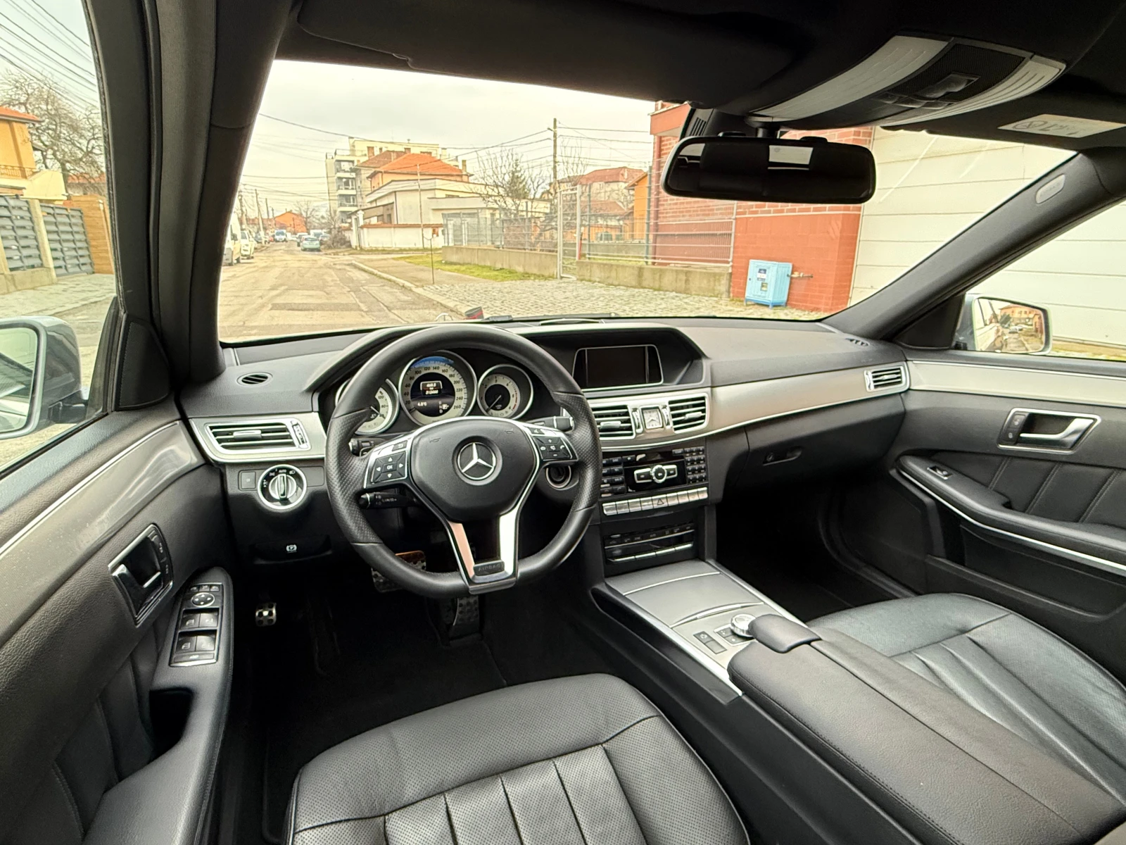 Mercedes-Benz E 250 FACELIFT-AMG-PAKET-4X4-FULL-ШВЕЙЦАРИЯ, снимка 9 - Автомобили и джипове - 54113075