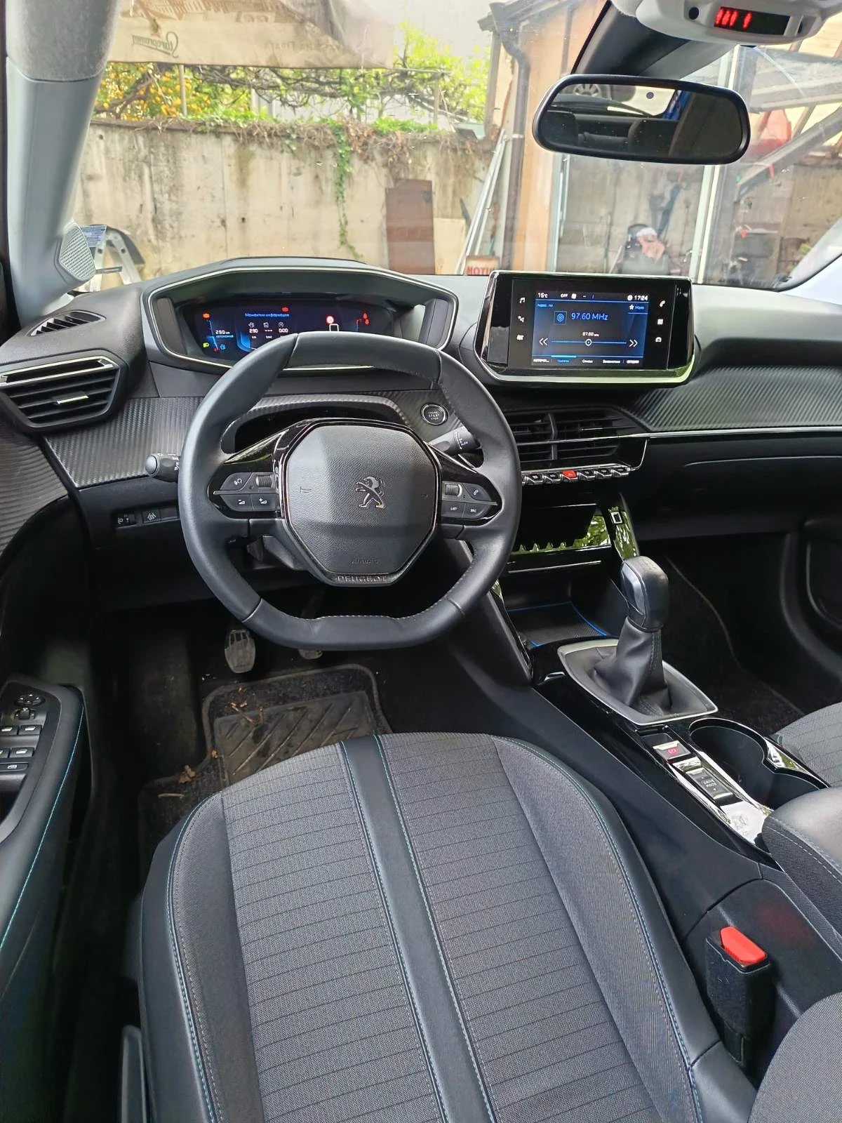 Peugeot 208, снимка 6 - Автомобили и джипове - 54653903