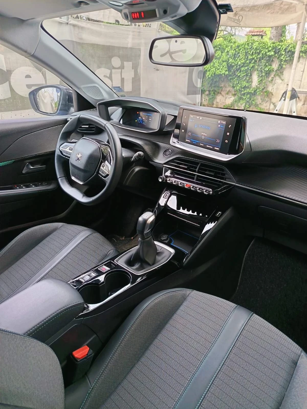 Peugeot 208, снимка 10 - Автомобили и джипове - 54653903