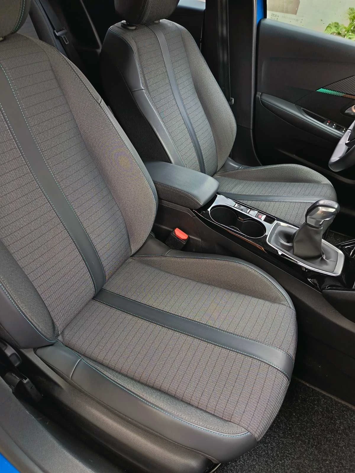 Peugeot 208, снимка 11 - Автомобили и джипове - 54653903