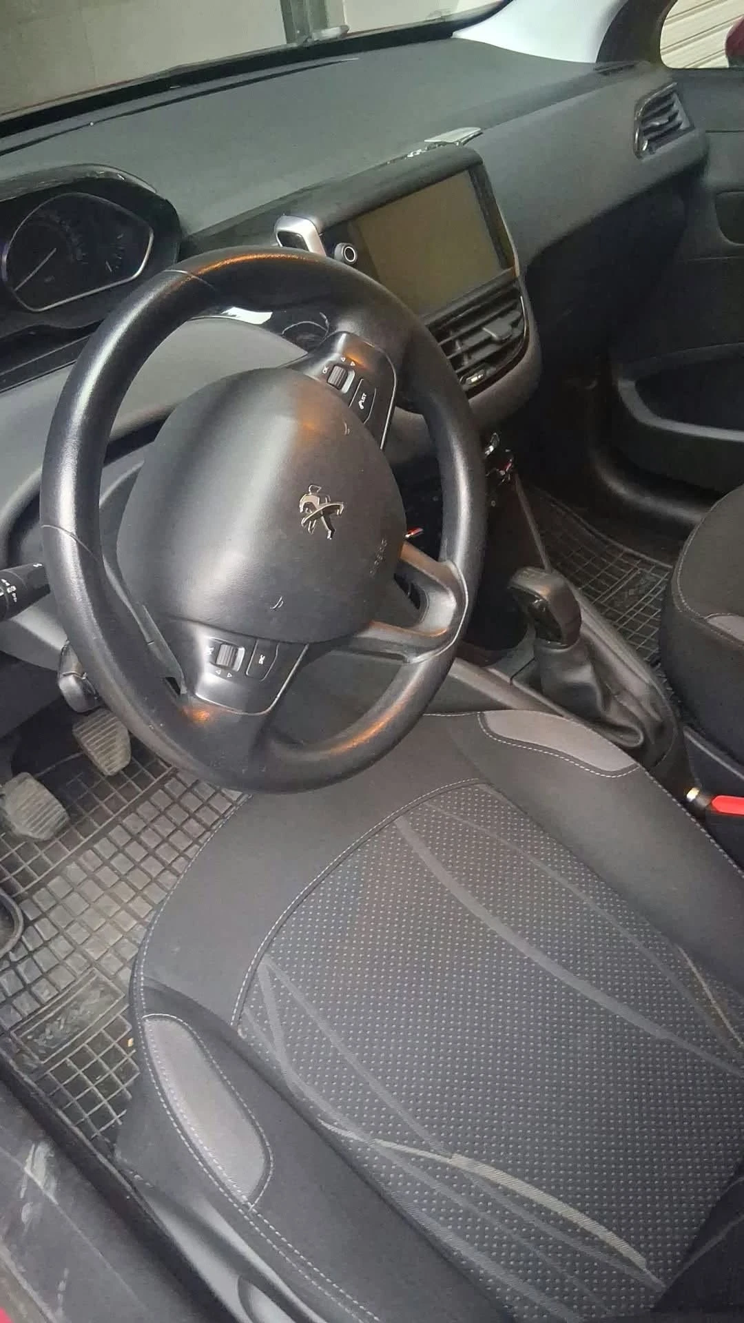Peugeot 208, снимка 8 - Автомобили и джипове - 56555401