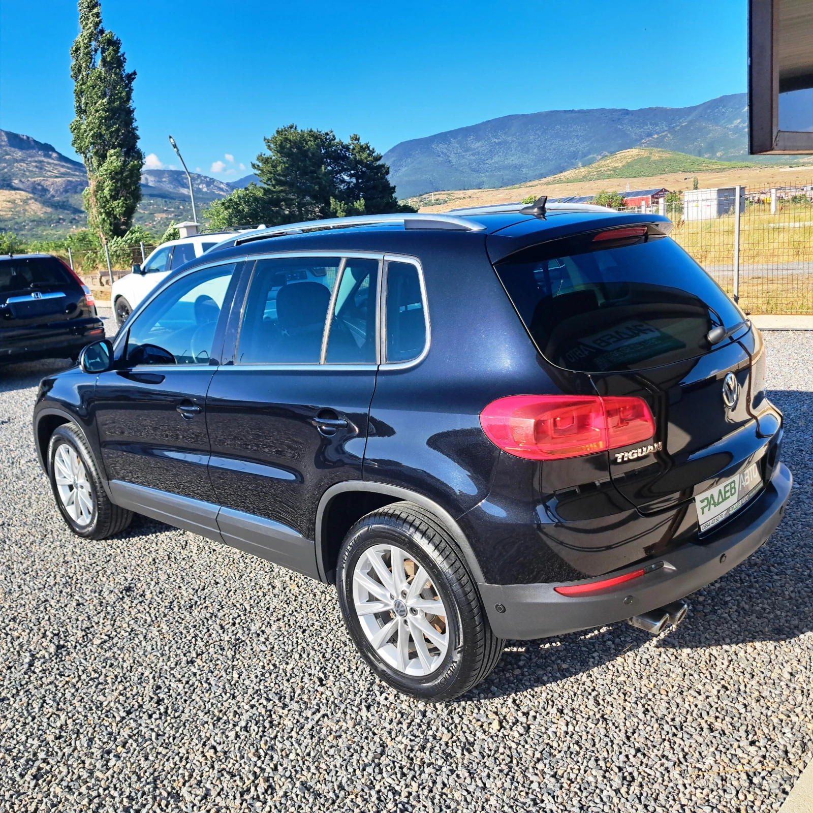 VW Tiguan 2.0 TDI Sport & Style 4Motion* Отличен!* , снимка 4 - Автомобили и джипове - 55315767