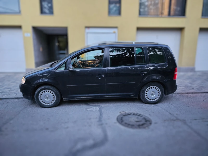 VW Touran FSI, снимка 2 - Автомобили и джипове - 48681223