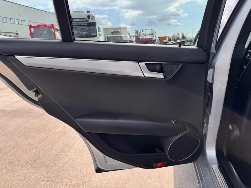Mercedes-Benz C 220 / FACELIFT / ПОДГРЕВ / АВТОМАТИК / , снимка 16 - Автомобили и джипове - 53561992