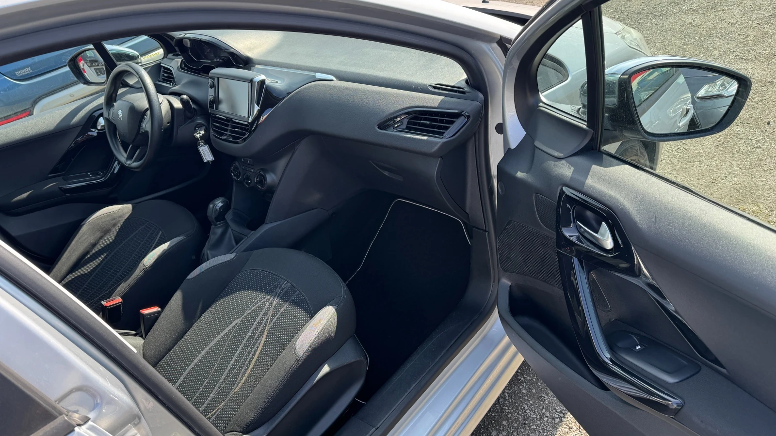 Peugeot 208 Внос ШВЕЙЦАРИЯ! PDC, Автопилот, LED, снимка 15 - Автомобили и джипове - 53982525