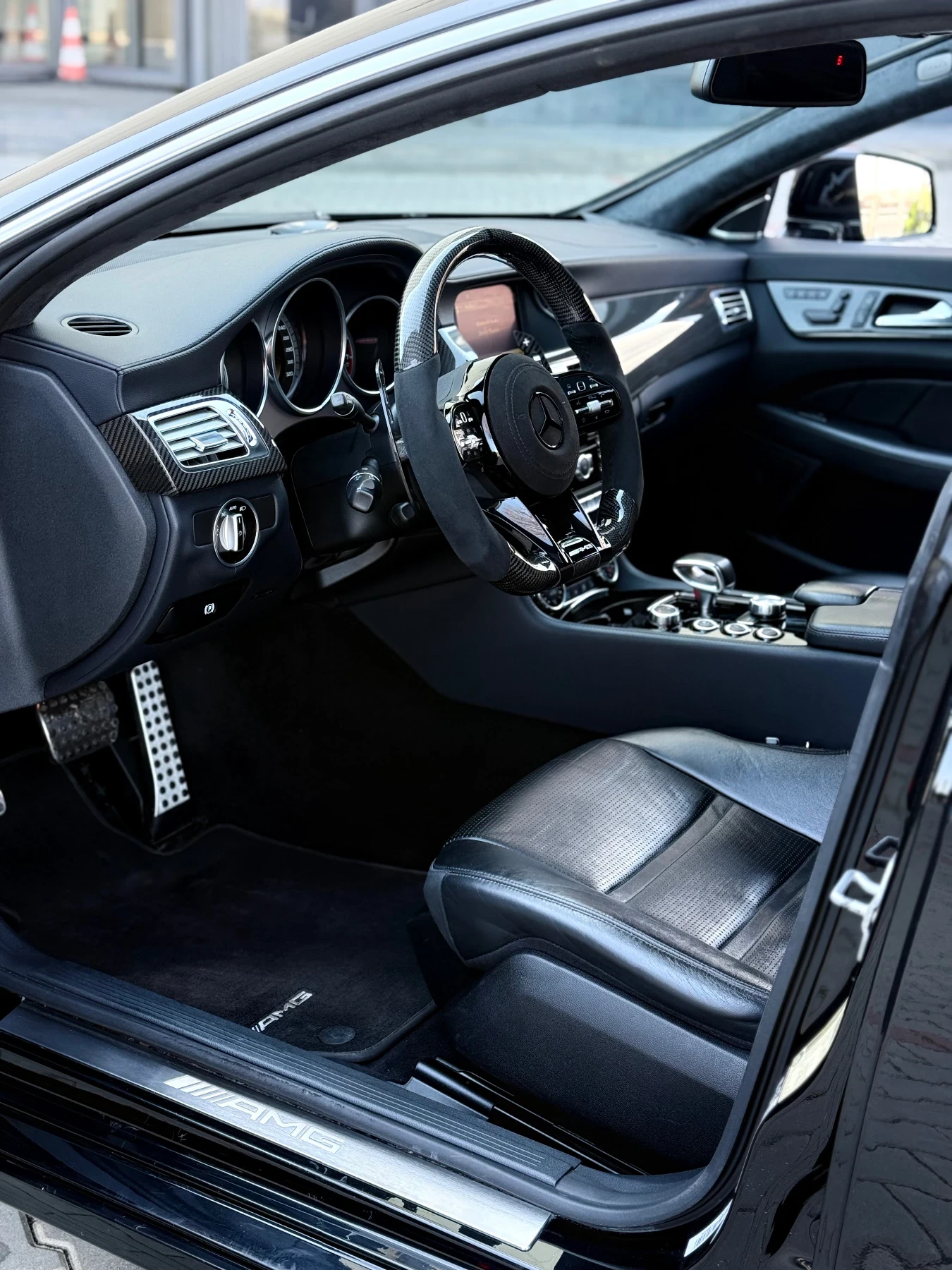 Mercedes-Benz CLS 63 AMG Performance package/LSD/Carbon/557hp, снимка 6 - Автомобили и джипове - 54100775