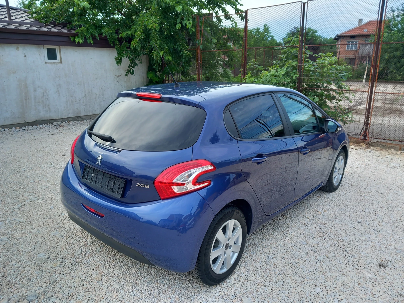 Peugeot 208 1.2i 82кс климатик, снимка 3 - Автомобили и джипове - 54874065