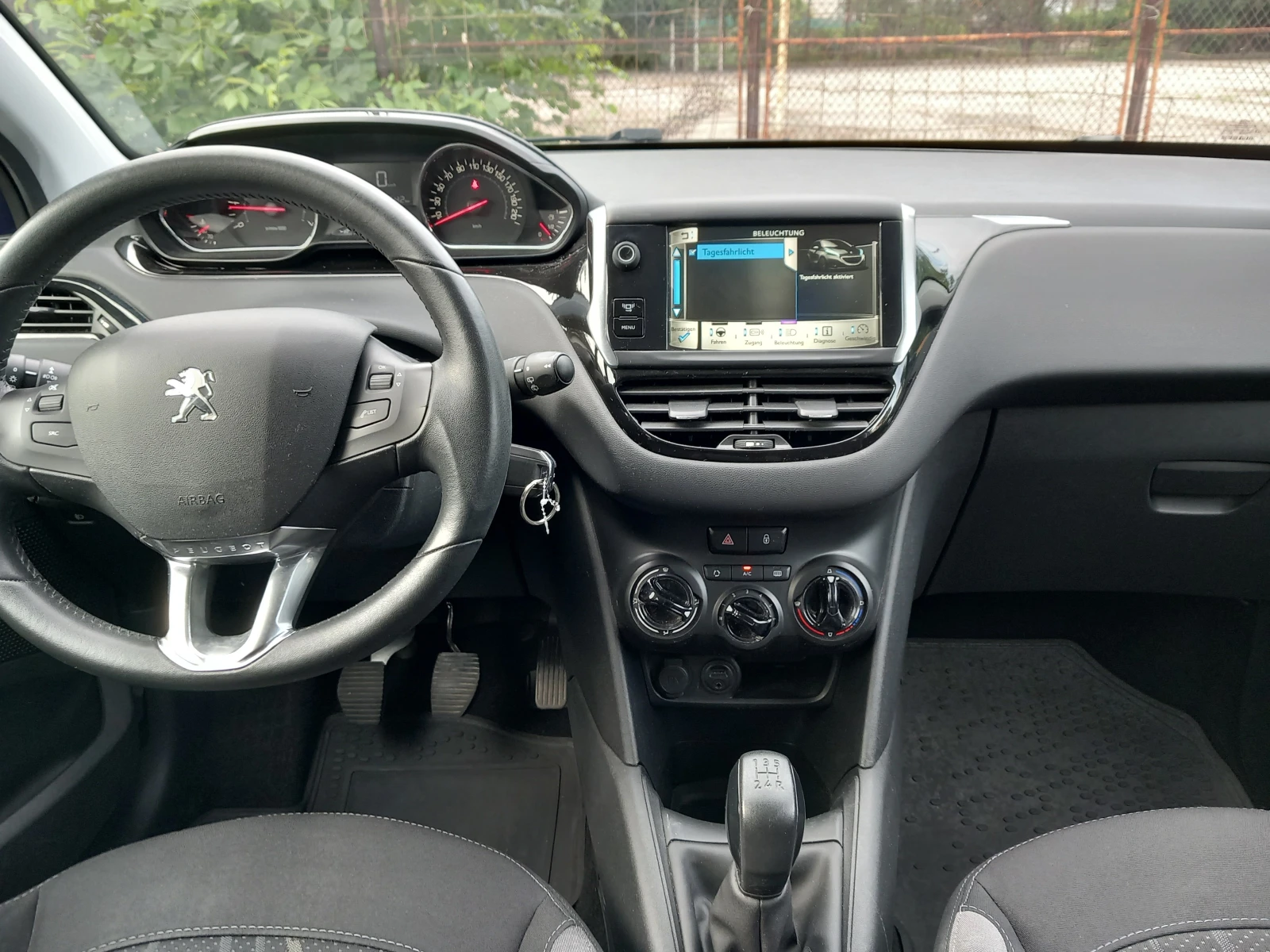 Peugeot 208 1.2i 82кс климатик, снимка 10 - Автомобили и джипове - 54874065