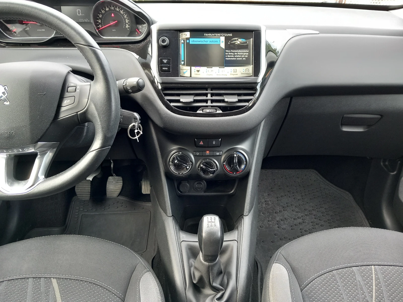 Peugeot 208 1.2i 82кс климатик, снимка 14 - Автомобили и джипове - 54874065