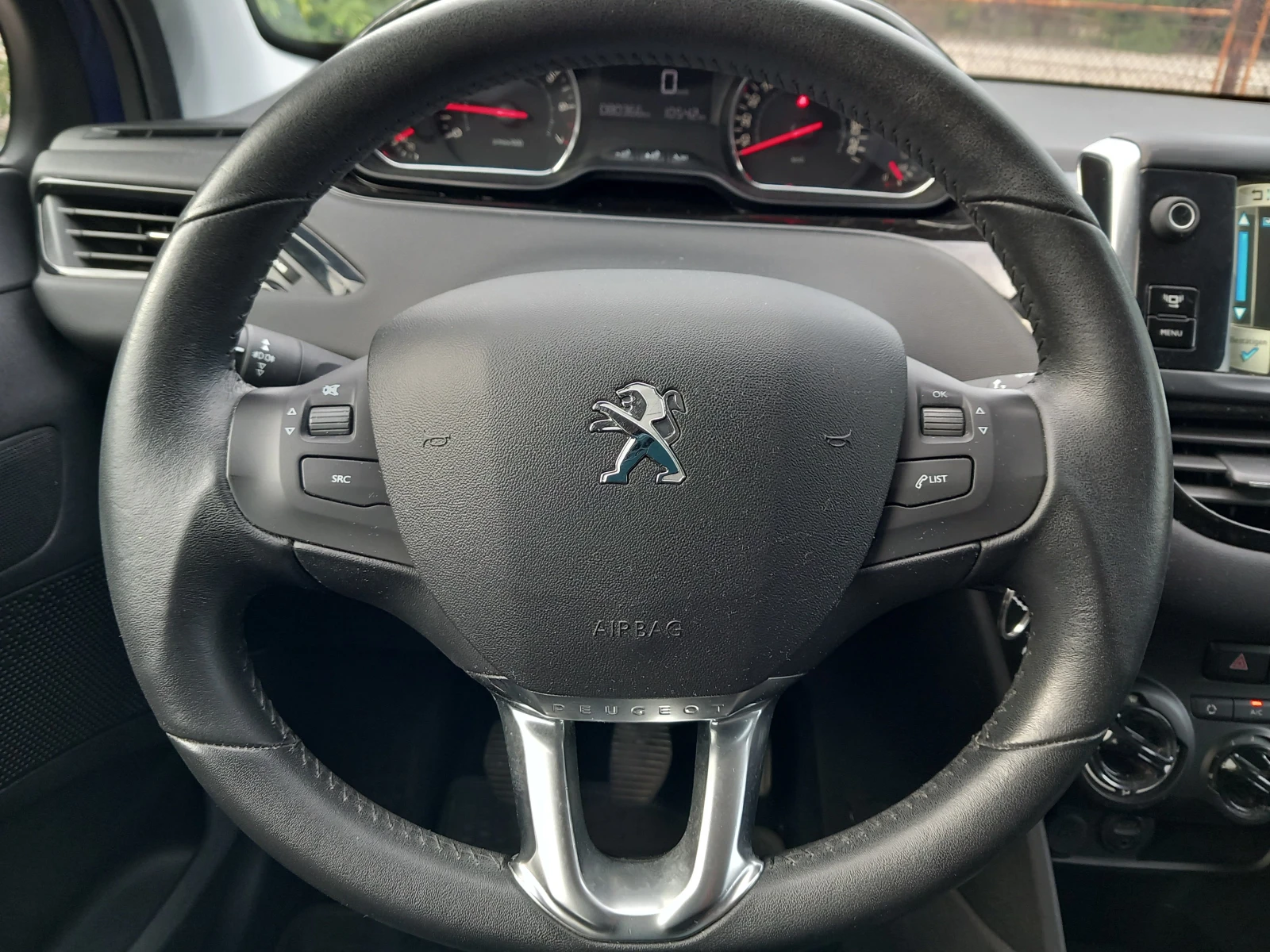 Peugeot 208 1.2i 82кс климатик, снимка 13 - Автомобили и джипове - 54874065