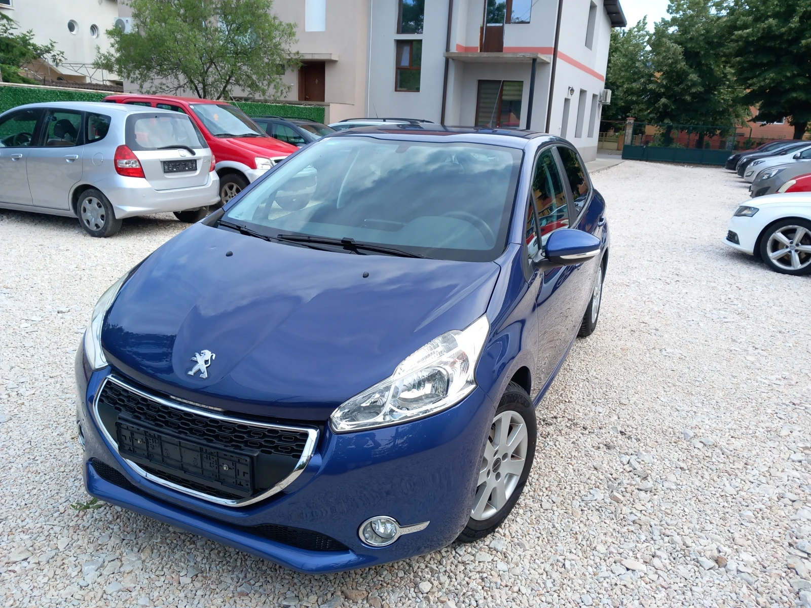 Peugeot 208 1.2i 82кс климатик, снимка 17 - Автомобили и джипове - 54874065