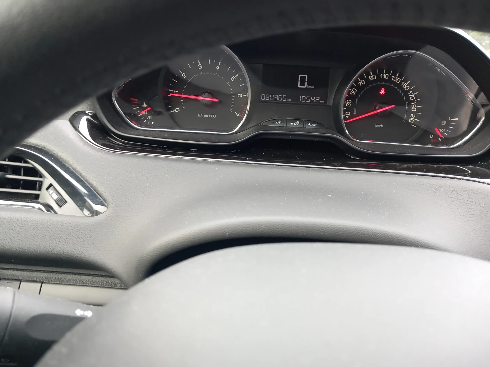 Peugeot 208 1.2i 82кс климатик, снимка 16 - Автомобили и джипове - 54874065