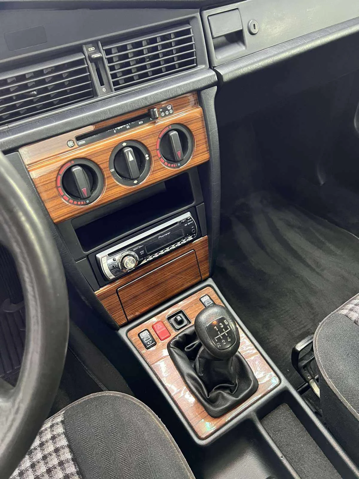 Mercedes-Benz 190 190 E W201, снимка 5 - Автомобили и джипове - 56626064