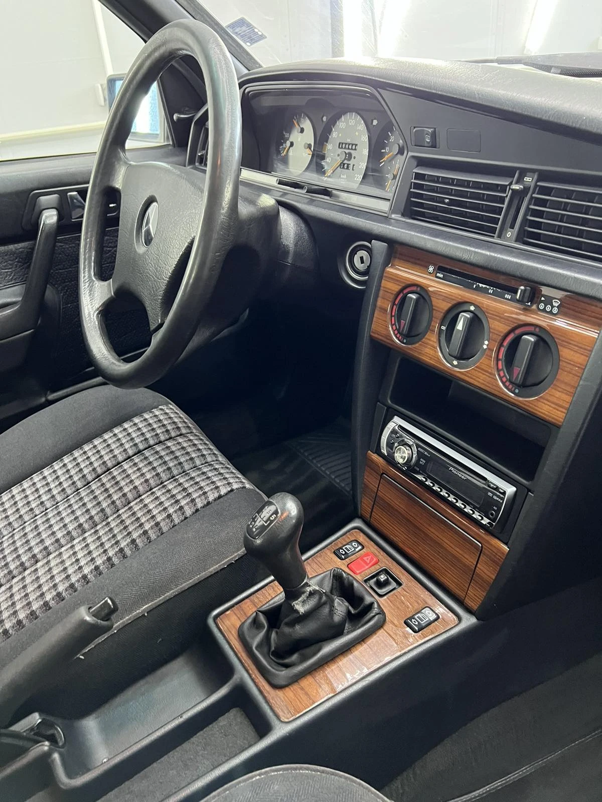 Mercedes-Benz 190 190 E W201, снимка 4 - Автомобили и джипове - 56626064