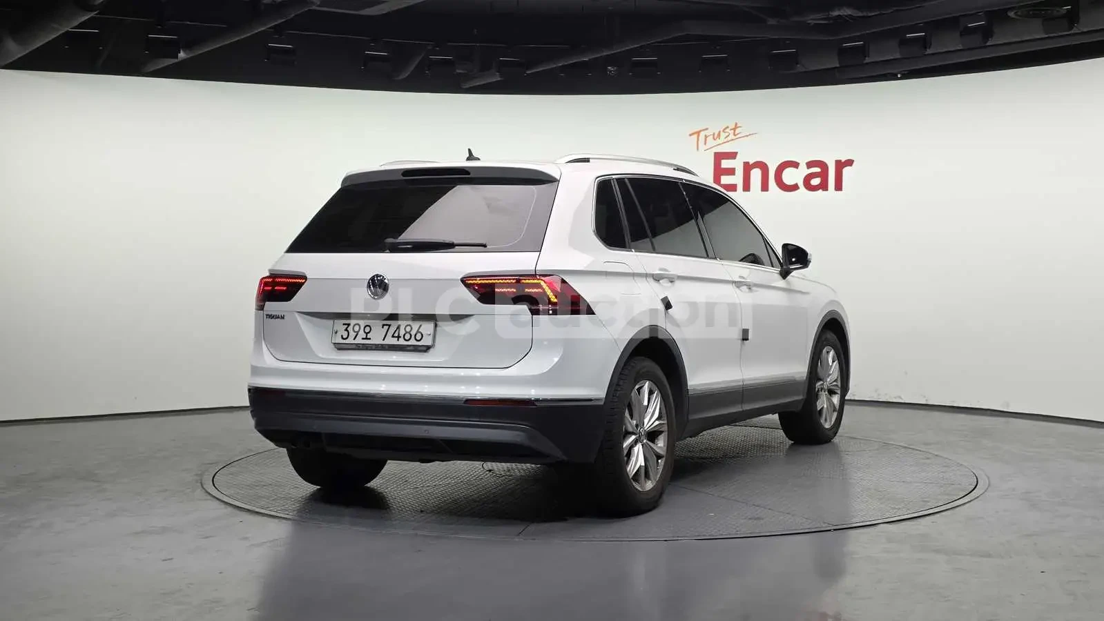VW Tiguan 2.0TDI PREMIUM #УНИКАТ# !FULL!, снимка 2 - Автомобили и джипове - 55146672